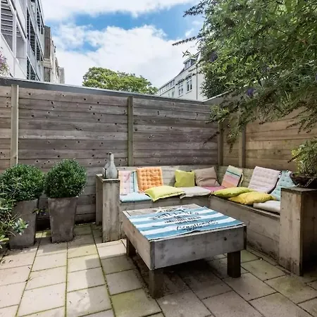 Trendy District Patio Retreat Apartmán